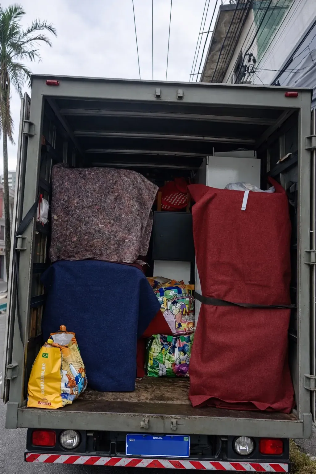Mudança com móveis embalados no caminhão