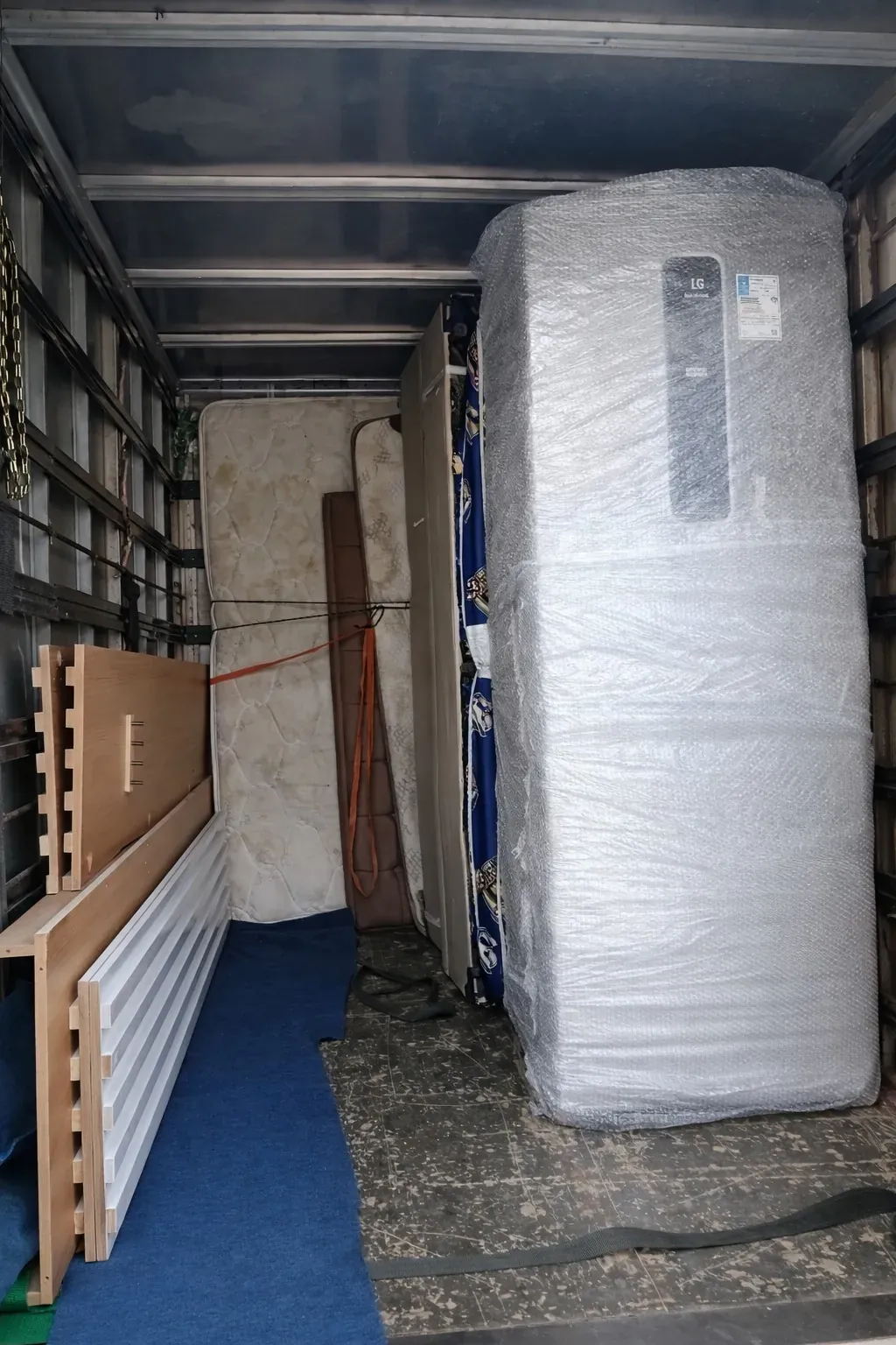 Móveis embrulhados em plástico bolha